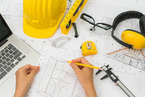 pessoa tocando uma lampada a sua frente