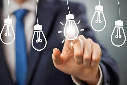 pessoa tocando uma lampada a sua frente