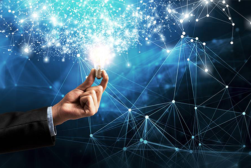 Foto de uma pessol  mostrando algo em um ipad ao outro