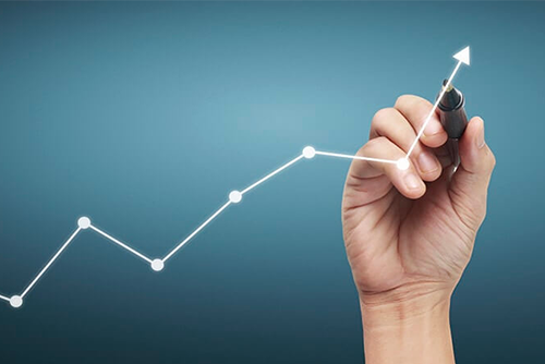 pessoa tocando uma lampada a sua frente